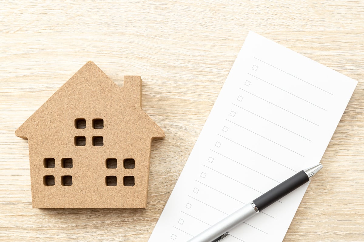 Home objects and checklists.