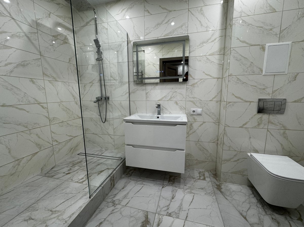 Modern Bathroom with Marble Tiles and Walk-In Shower